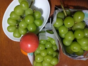 母から送られた柿とぶどう
